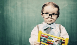 Enfant qui apprend a investir avec un boulier